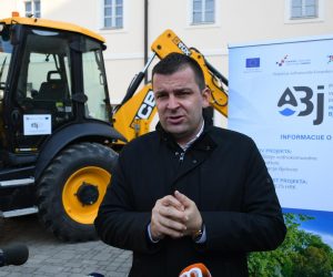 28.10.2021., Bjelovar - Projekt aglomeracije vrijedan 257 milijuna kuna, odnosno rekonstrukcije vodovoda i kanalizacije, ciji su investitor Vodne usluge, obuhvatio je mnoge gradske ulice koje su raskopane. Koliko je opsezno i zahtjevno, dovoljno govori i nabavljena oprema za odrzavanje sustava odvodnje i vodoopskrbe, vrijedna preko 15 milijuna kuna, a koja je danas predstavljena u dvoristu Gradske uprave. Dario Hrebak, gradonacelnik Bjelovara. Photo: Damir Spehar/PIXSELL