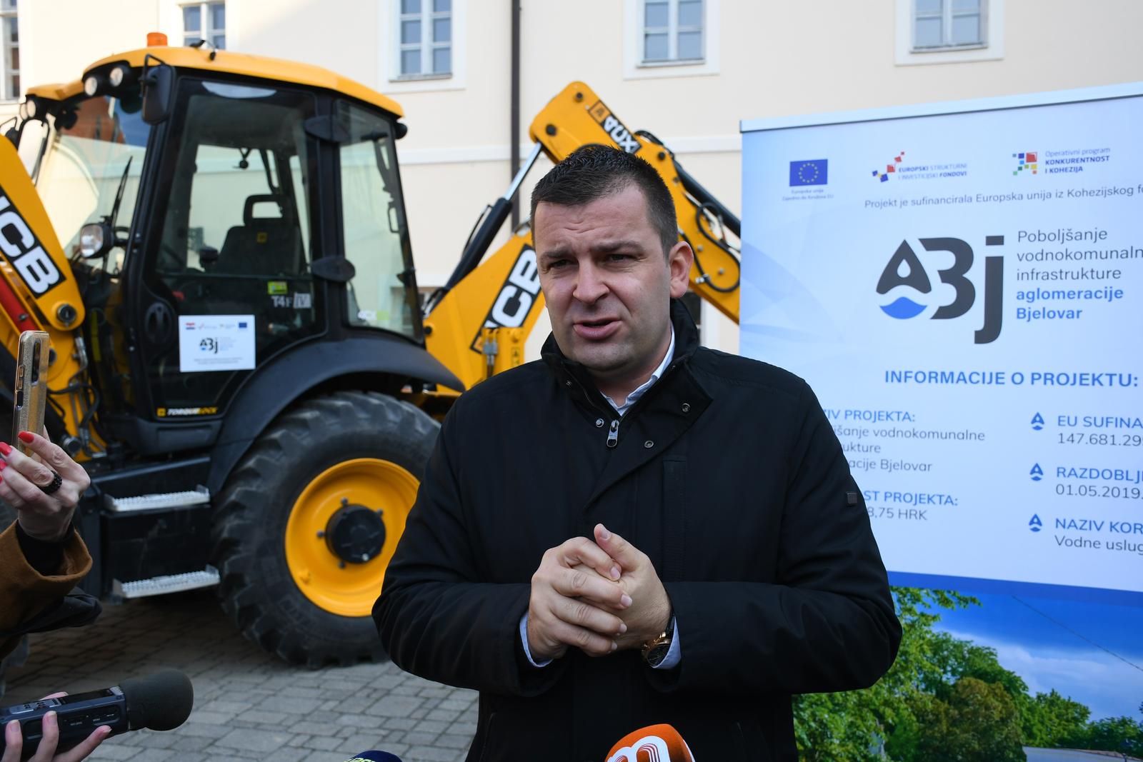 28.10.2021., Bjelovar - Projekt aglomeracije vrijedan 257 milijuna kuna, odnosno rekonstrukcije vodovoda i kanalizacije, ciji su investitor Vodne usluge, obuhvatio je mnoge gradske ulice koje su raskopane. Koliko je opsezno i zahtjevno, dovoljno govori i nabavljena oprema za odrzavanje sustava odvodnje i vodoopskrbe, vrijedna preko 15 milijuna kuna, a koja je danas predstavljena u dvoristu Gradske uprave. Dario Hrebak, gradonacelnik Bjelovara. Photo: Damir Spehar/PIXSELL