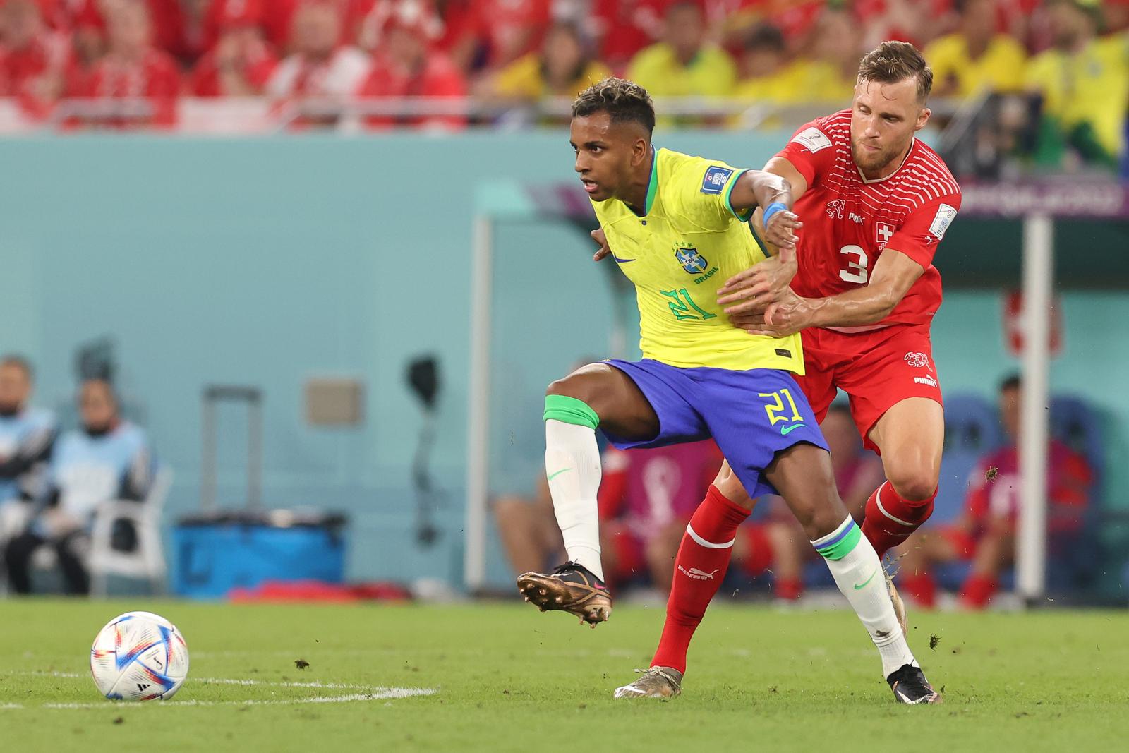 27.11.2022., Stadion 974, Katar - FIFA Svjetsko prvenstvo, skupina G, 2. kolo, Brazil - Svicarska. Silvan Widmer, Rodrygo De Goes Photo: Goran Stanzl/PIXSELL