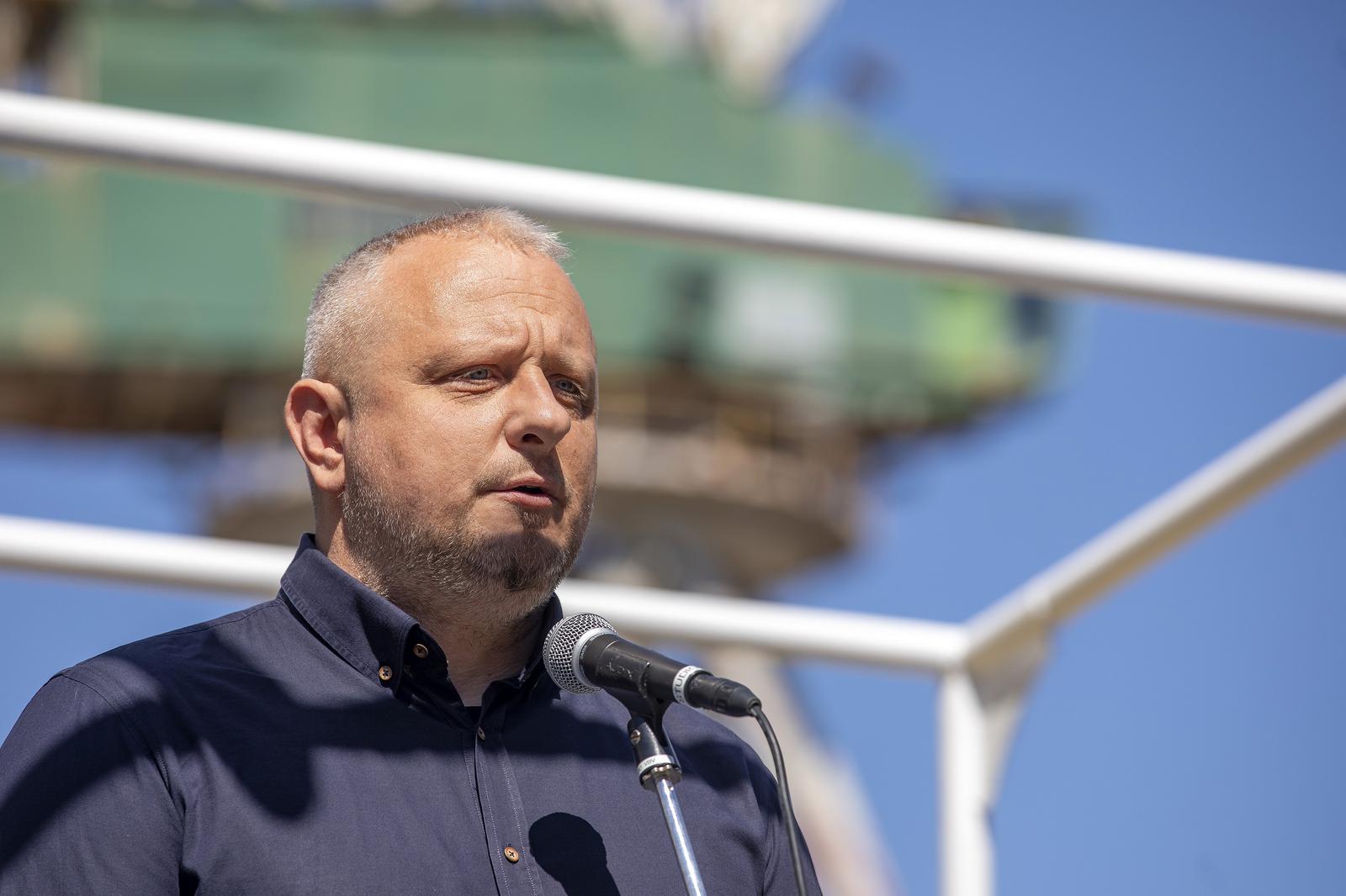 29.04.2022.., Pula - 
U prostoru Uljanika na jednoj od dizalica svecano je postavljena spomen ploca Eugenu Lapcicu Uljanikovom dizalicaru te hrvatskom policajcu koji je poginuo u ratu 24.9.1991.
Na svecanom otkrivanju ploce bili su direktor Uljanika Samir Hadzic, Nacelnik PU Istarske Bozo Kirin,  Gradonacelnik Pule Filip Zoricic,  branitelji iz Daruvara te Uljanikovci i Eugenova sestra. Photo: Srecko Niketic/PIXSELL
