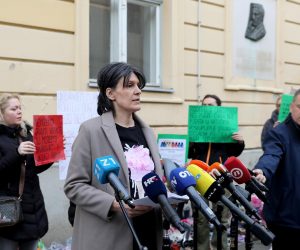30.03.2023., Zagreb - Hrvatska udruga roditelja odgojitelja ispred Gradske skupstine donijela je djecje cipelice u sklopu akcije "Zagrebu nedostaju vrtici". Photo: Patrik Macek/PIXSELL