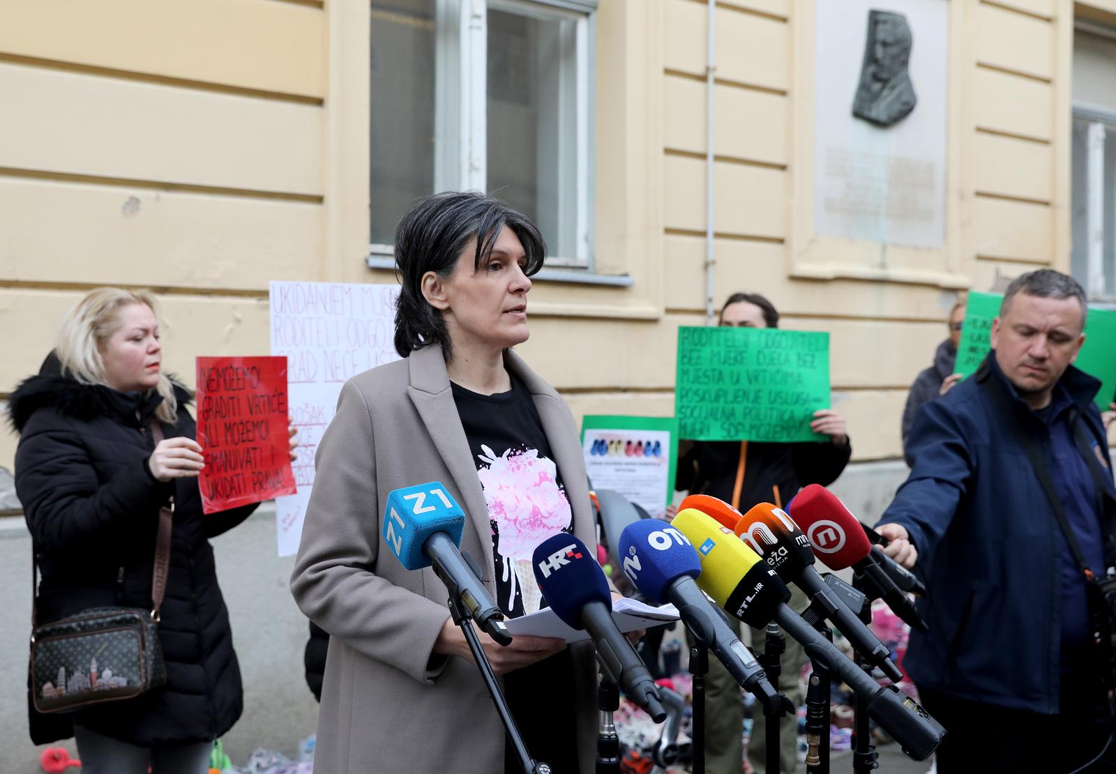30.03.2023., Zagreb - Hrvatska udruga roditelja odgojitelja ispred Gradske skupstine donijela je djecje cipelice u sklopu akcije "Zagrebu nedostaju vrtici". Photo: Patrik Macek/PIXSELL