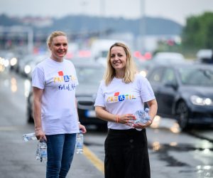 30.07.2022., Bregana - Hrvatska turisticka zajednica i ove godine usred same spice turisticke sezone organizira akciju dijeljenja vode i promotivnog materijala na granicnim prijelazima Rupa, Bregana, Macelj i Plovanija. Dijeljenje vode na GP Bregana.
 Photo: Davor Puklavec/PIXSELL