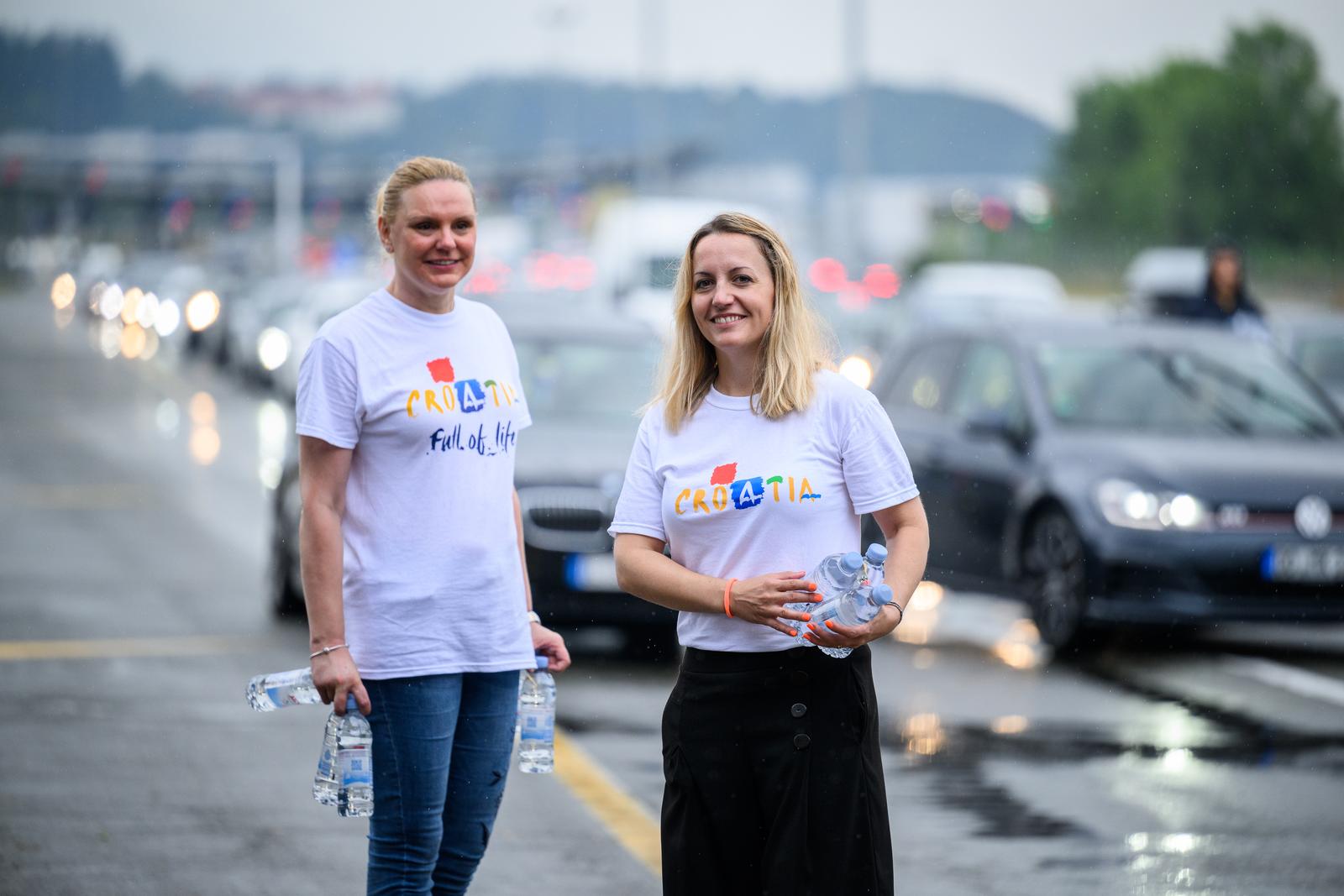 30.07.2022., Bregana - Hrvatska turisticka zajednica i ove godine usred same spice turisticke sezone organizira akciju dijeljenja vode i promotivnog materijala na granicnim prijelazima Rupa, Bregana, Macelj i Plovanija. Dijeljenje vode na GP Bregana.
 Photo: Davor Puklavec/PIXSELL