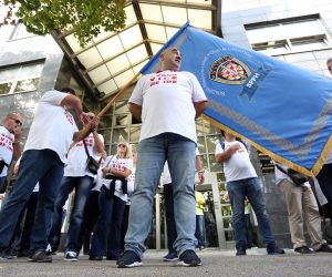 30.09.2019., Zagreb - Sindikat pravosudne policije Hrvatske organizirao je mirni prosvjed "Ovako vise ne ide" ispred Ministarstva pravosudja. Zaposlenici zatvorskog sustava nezadovoljni su stanjem u zatvorima i kaznionicama te prosvjedom zele ministra i javnost upozoriti na alarmantno stanje u zatvorskom sustavu. Photo: Marko Prpic/PIXSELL