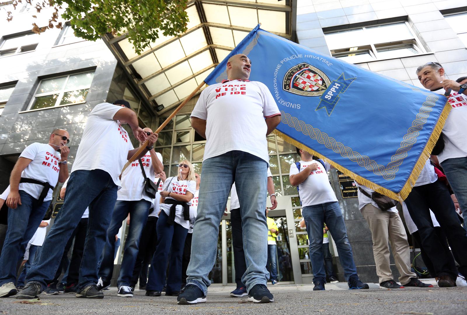 30.09.2019., Zagreb - Sindikat pravosudne policije Hrvatske organizirao je mirni prosvjed "Ovako vise ne ide" ispred Ministarstva pravosudja. Zaposlenici zatvorskog sustava nezadovoljni su stanjem u zatvorima i kaznionicama te prosvjedom zele ministra i javnost upozoriti na alarmantno stanje u zatvorskom sustavu. Photo: Marko Prpic/PIXSELL