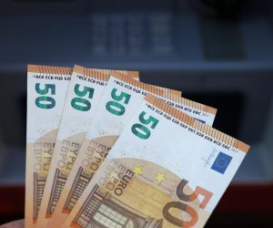 31.03.2023., Zagreb - Od sutra se u promet na bankomatima pustaju veci apoeni novcanica eura. U prvim mjesecima su zbog uvodjenja u promet sto vece kolicine manjih novcanica  bili dostupni apoeni od 10 i 20 eura, a sad ce biti i oni od 50 i 100.  Photo: Patrik Macek/PIXSELL