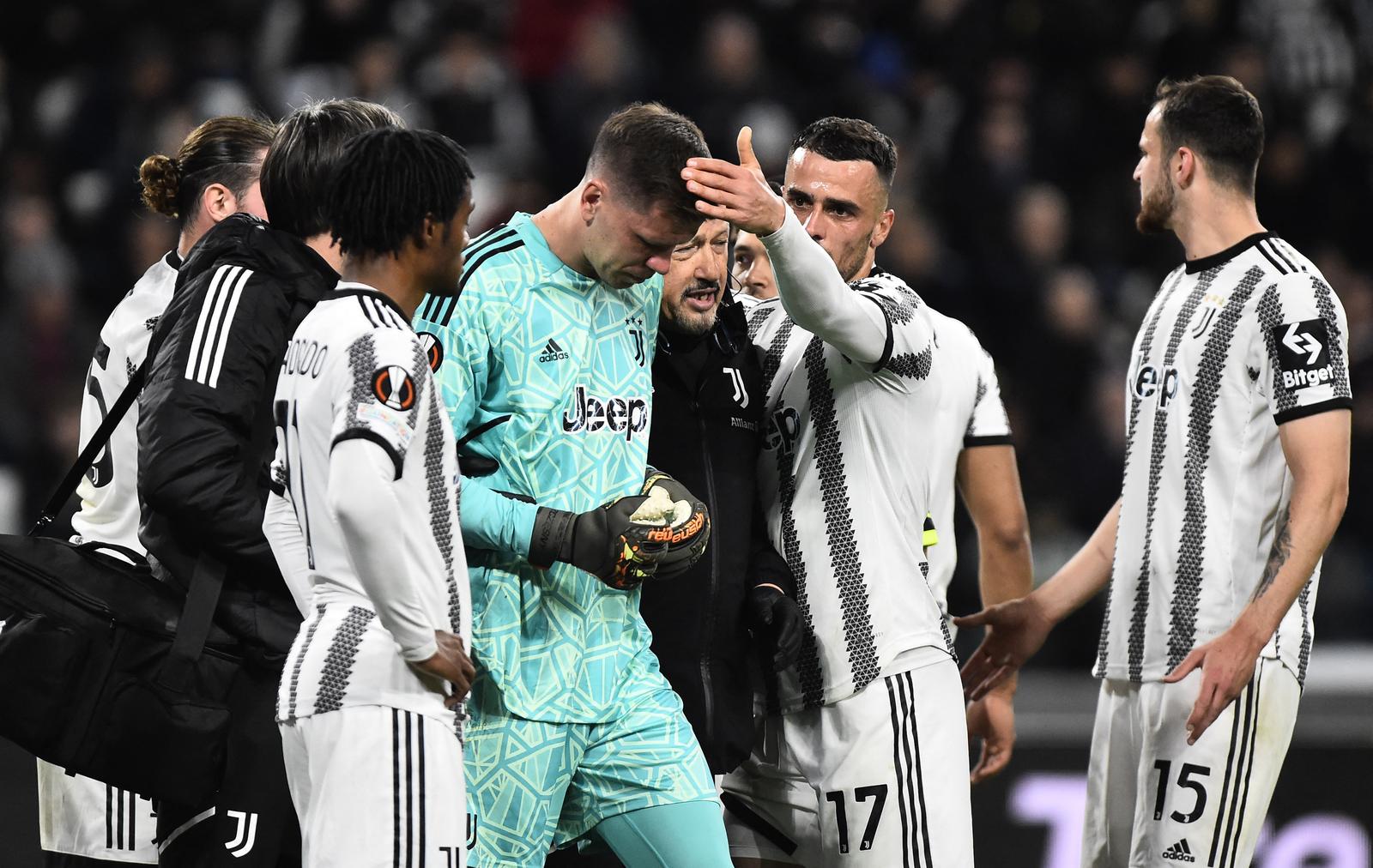 Soccer Football - Europa League - Quarter Final - First Leg - Juventus v Sporting CP - Allianz Stadium, Turin, Italy - April 13, 2023 Juventus' Wojciech Szczesny is patted on the head by Filip Kostic as he substituted off after sustaining an injury REUTERS/Massimo Pinca Photo: MASSIMO PINCA/REUTERS