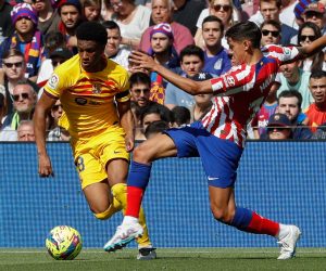epa10587816 Barcelona's defender Alejandro Balde (L) duels for the ball with Atletico's Argentinian defender Nahuel Molina (R) during the Spanish LaLiga soccer match between FC Barcelona and Atletico de Madrid at Spotify Camp Nou stadium in Barcelona, Catalonia, Spain, 23 April 2023.  EPA/Enric Fontcuberta