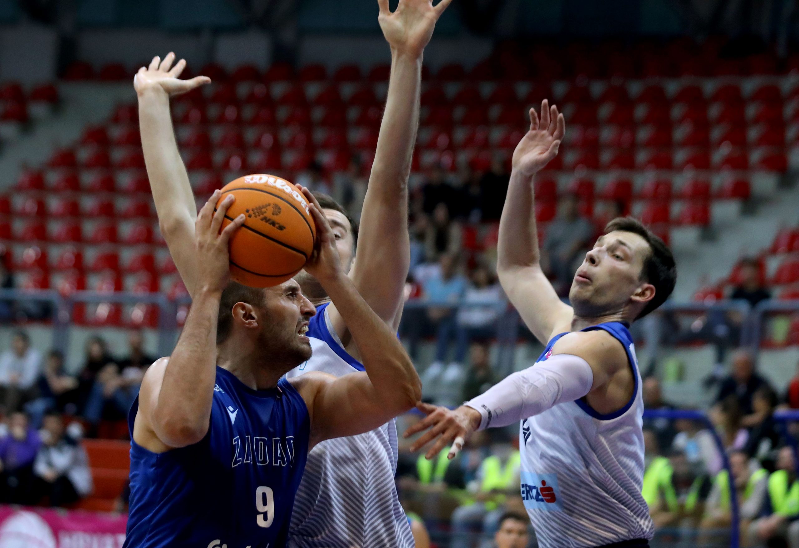 Zagreb, 30.04.2023 - Utakmica 9. kola HT Lige za prvaka, KK Cibona - KK Zadar . Na slici Karlo Žganec, Sven Smajlagić. foto HINA/ Daniel KASAP/dk