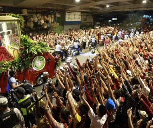 epa10562042 Catholic devotees attend a Black Nazarene procession on the eve of Good Friday in Manila, Philippines, 06 April 2023. Thousands of devotees joined the procession in observance of the Holy Week celebration.  EPA/FRANCIS R. MALASIG