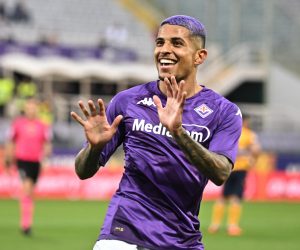 epa10600916 Fiorentina's Brazialian defender Dodo celebrates after scoring the 2-0 goal during the Italian Serie A soccer match between ACF Fiorentina and UC Sampdoria in Florence, Italy, 30 April 2023.  EPA/CLAUDIO GIOVANNINI