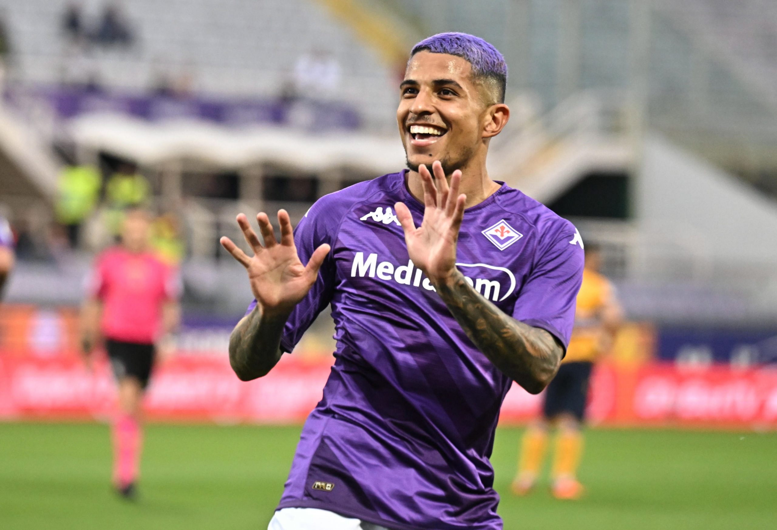 epa10600916 Fiorentina's Brazialian defender Dodo celebrates after scoring the 2-0 goal during the Italian Serie A soccer match between ACF Fiorentina and UC Sampdoria in Florence, Italy, 30 April 2023.  EPA/CLAUDIO GIOVANNINI