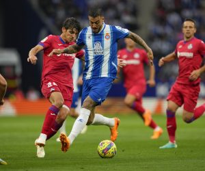 epa10600756 Espanyol's Joselu (R) in action against Getafe's Gonzalo Villar (L) during the Spanish LaLiga soccer match between RCD Espanyol and Getafe, in Barcelona, Spain, 30 April 2023.  EPA/Alejandro Garcia