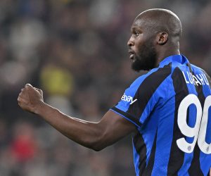 epa10558923 Inter Romelo Lukaku celebrates after scoring the 1-1 goal during the semi-final first leg soccer match of Coppa Italia between Juventus FC and Inter FC, in Turin, Italy, 04 April 2023.  EPA/ALESSANDRO DI MARCO