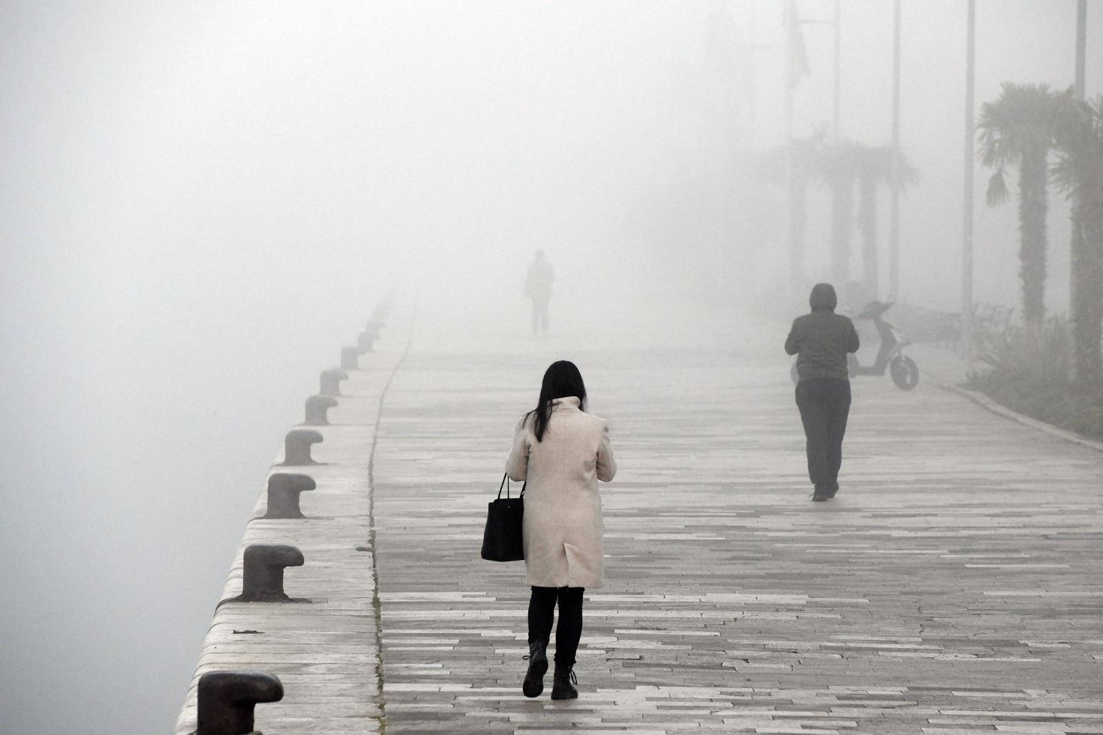 21.02.2023., Sibenik - Sibensko maglovito jutro iznendilo je mnoge gradjanke i gradjane. Photo: Hrvoje Jelavic/PIXSELL