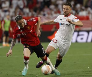 epa10582587 Sevilla FC's Ivan Rakitic (R) in action against Manchester United's Antony (L) during the UEFA Europe League second leg quarter-final soccer match between Sevilla FC and Manchester United, in Seville, southern Spain, 20 April 2023.  EPA/JULIO MUNOZ