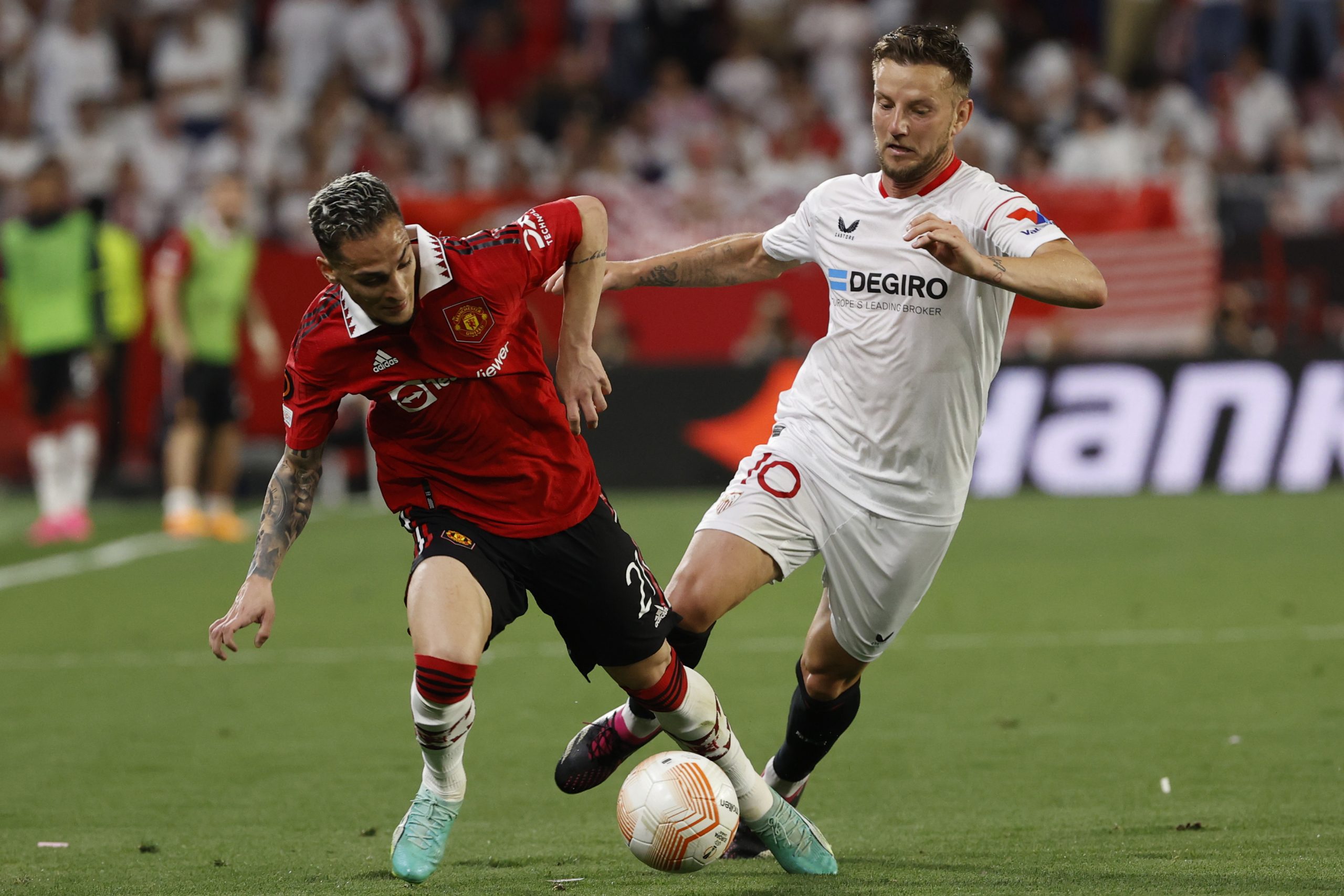 epa10582587 Sevilla FC's Ivan Rakitic (R) in action against Manchester United's Antony (L) during the UEFA Europe League second leg quarter-final soccer match between Sevilla FC and Manchester United, in Seville, southern Spain, 20 April 2023.  EPA/JULIO MUNOZ