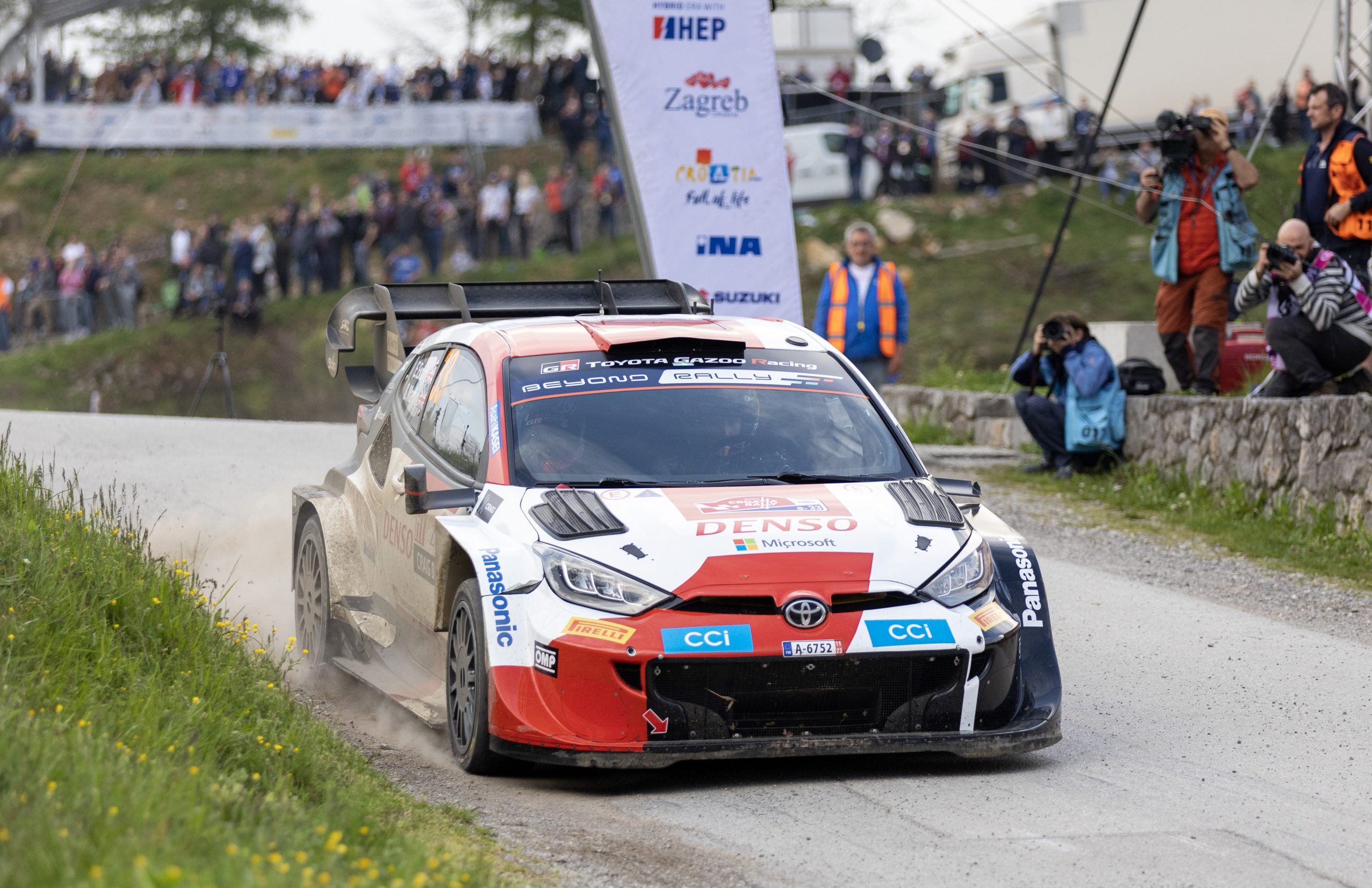 Leskovac Barilovički 21.04.2023 - Croatia Rally 2023 utrka u sklopu FIA World Rally Championshipa. Na slici Britanski vozač Elfyn Evans i Britanski suvozač Scott Martin u svom Toyota GR Yaris Rally1 Hybrid automobilu tijekom etape Pećurkovo brdo - Mrežnički Novaki..
foto HINA/ Damir SENČAR/ ds