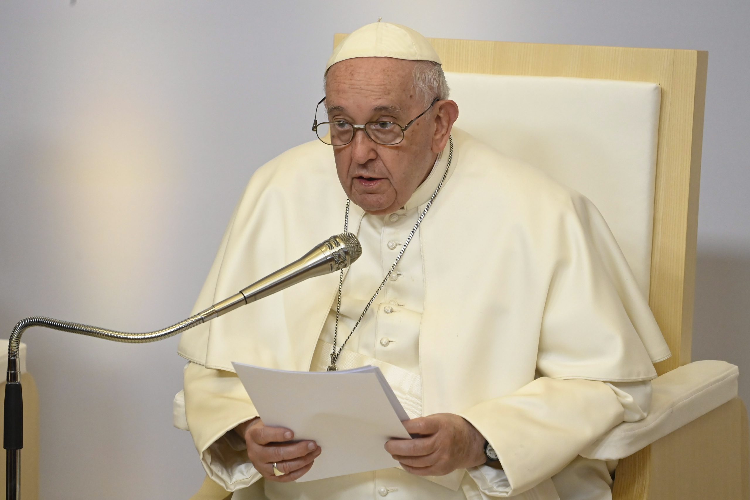 epa10600260 Pope Francis delivers his speech during his visit at the Faculty of Information Technology and Bionics of the Catholic University Peter Pazmany in Budapest, Hungary, 30 April 2023. Pope Francis is on an Apostolic Journey to Hungary from 28 to 30 April 2023.  EPA/TAMAS KOVACS HUNGARY OUT