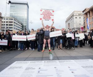 04.03.2023., Zagreb - Prosvjednici udruge "Ustani za slobodu" bukom su pokusali nadglasati muskarce koji su bili u molitvi krunice. Molitelje nisu smetali te nije bilo nikakvih incidenata. Photo: Neva Zganec/PIXSELL