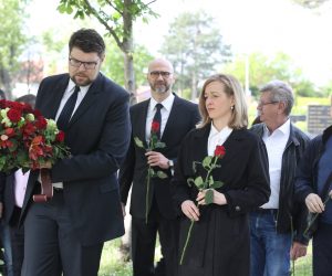 Zagreb, 29.04.2023. - Povodom obiljeavanja 16. godinjice smrti Ivice Raèana, prvog predsjednika SDP-a i predsjednika Vlade RH, delegacija SDP-a s predsjednikom Peðom Grbinom (L) i Mirelom Ahmetoviæ (D) poloila je cvijeæe i zapalila svijeæe na njegovom grobu na Mirogoju. foto HINA /Zvonimir KUHTIÆ/ kuzo
