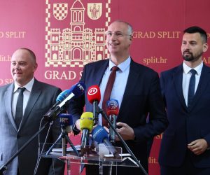 30.03.2023., Split - Antonio Kuzmanic, gradonacelnik Ivica Puljak i Bojan Ivosevic odrzali su konferenciju za medije o kaznama Drzavnog inspektorata. Photo: Miroslav Lelas/PIXSELL