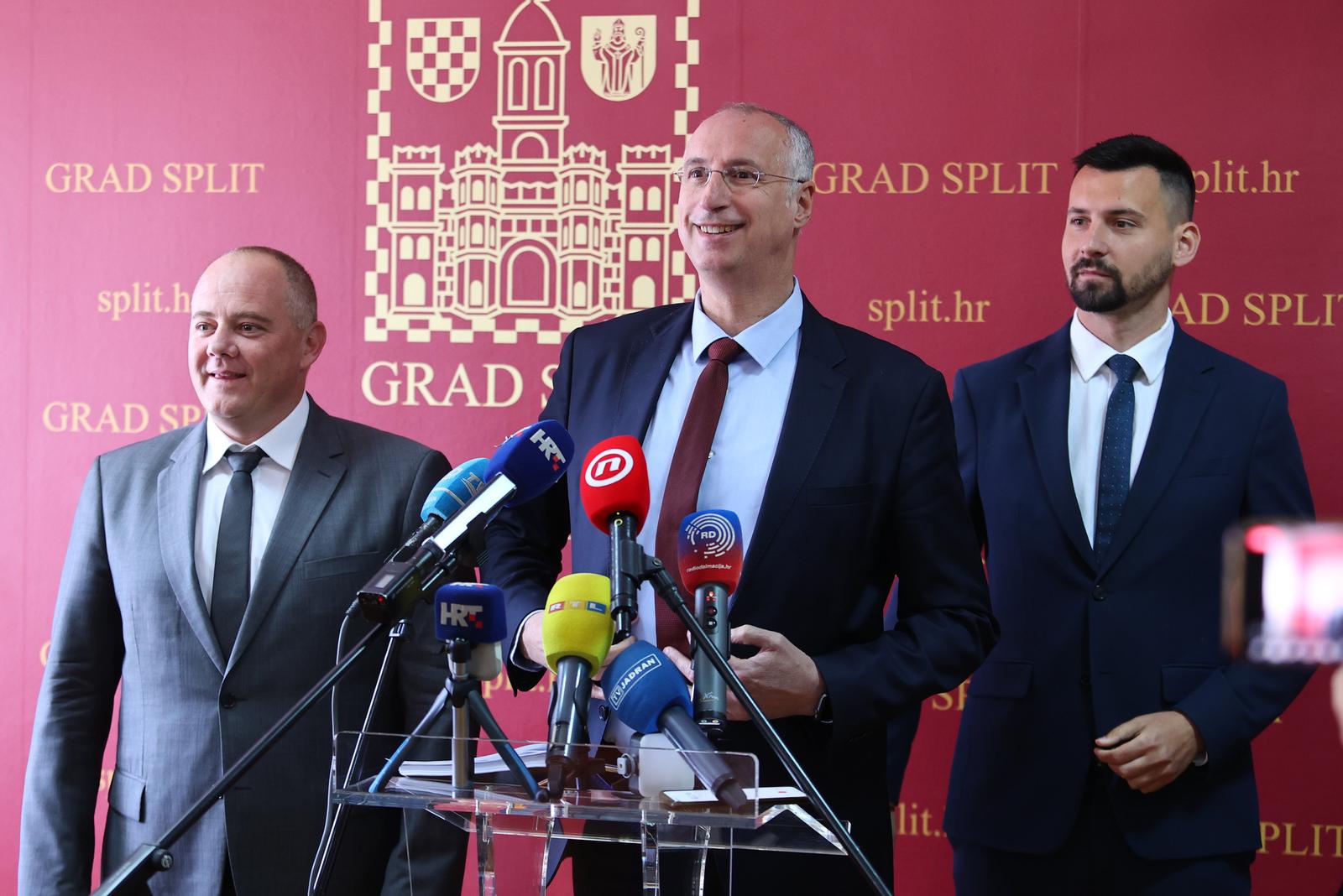 30.03.2023., Split - Antonio Kuzmanic, gradonacelnik Ivica Puljak i Bojan Ivosevic odrzali su konferenciju za medije o kaznama Drzavnog inspektorata. Photo: Miroslav Lelas/PIXSELL