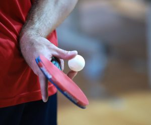 16.10.2022., Pula - Dom sportova Mate Parlov. Peti dan natjecanja Svjetskog prvenstva u stolnom tenisu za osobe s dijagnozom Parkinsona - finala, sve kategorije. Ove godine prema odluci neprofitne organizacije PingPongParkinson​ i partnera – Medjunarodne stolnoteniske federacije (ITTF) i Hrvatskog stolnoteniskog saveza prvenstvo se odrzava u Puli. Na svjetskom prvenstvu, koje ce trajati od 12. do 16. listopada 2022., ocekuje se vise od 400 sudionika, clanova pratnje i natjecatelja iz 22 drzave svijeta. Pokretac ovog prvenstva je neprofitna americka zaklada PingPongParkinson​, kojoj je na celu hrvatsko-americki glazbenik Nenad Bach, izvodjac, producent i mirovni aktivist, i sam obolio od Parkinsona. Iako su lijekovi i dalje nezaobilazni u lijecenju, istrazivanja pokazuju kako sport, a posebice stolni tenis, pomaze u poboljsanju motorike kod ove dijagnoze.  Photo: Sanjin Strukic/PIXSELL