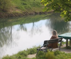 12.04.2023., Karlovac - Toplo i suncano prijepodne mnogi su proveli na setnici uz rijeku Kupu.    Photo: Kristina Stedul Fabac/PIXSELL