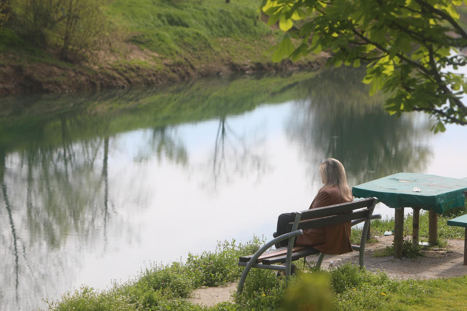 12.04.2023., Karlovac - Toplo i suncano prijepodne mnogi su proveli na setnici uz rijeku Kupu.    Photo: Kristina Stedul Fabac/PIXSELL