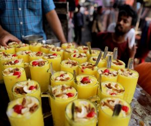 epa10578525 An Indian street vendor sells mango sarbat on a sidewalk during a hot afternoon in Kolkata, India, 18 April 2023. Bengal's maximum temperature reaches 41 degree celcious this summer. The summer, or pre-monsoon season, occurs from March to July in eastern India, with the highest daytime temperatures ranging from 38 to 45 degrees Celsius.  EPA/PIYAL ADHIKARY