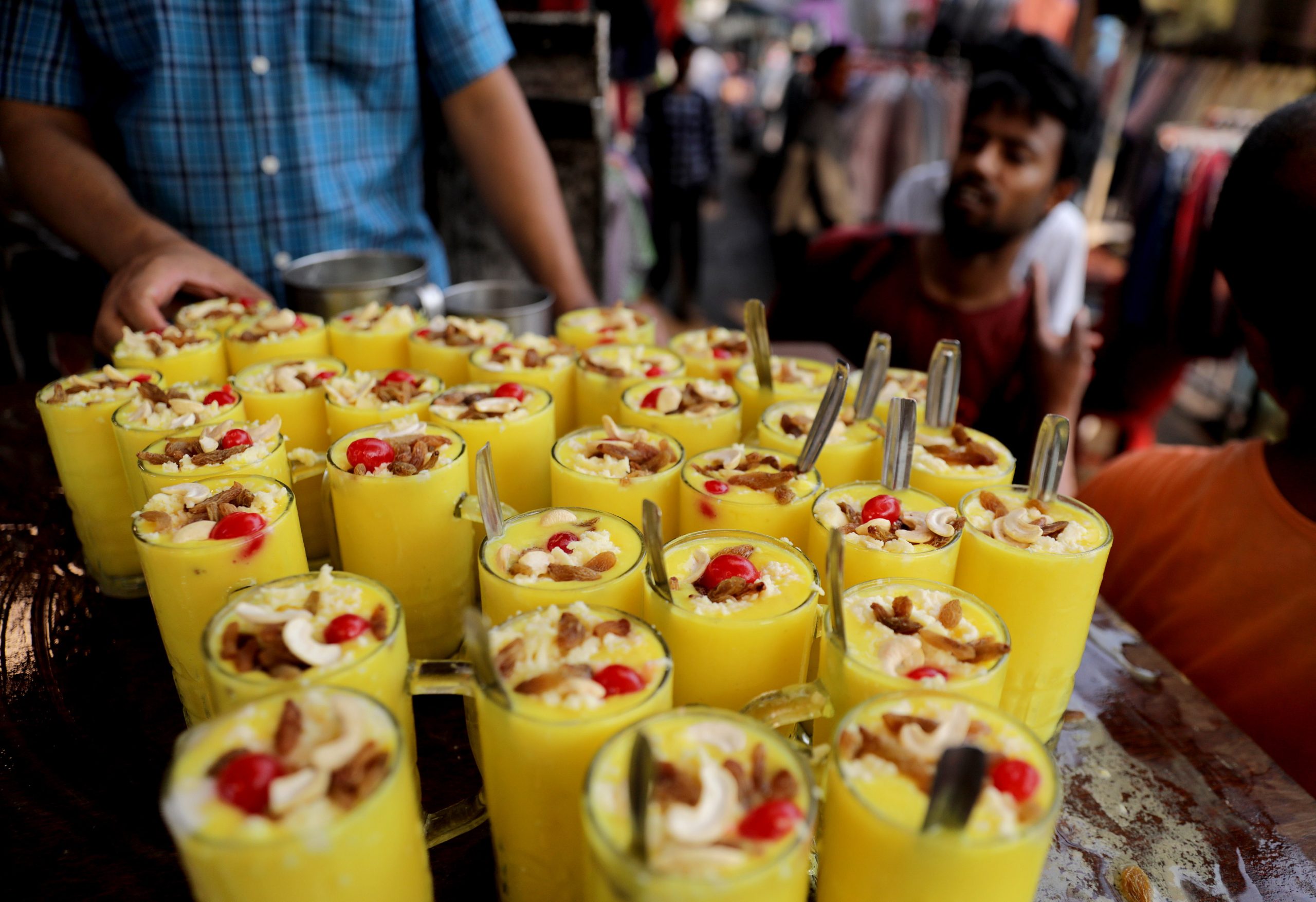 epa10578525 An Indian street vendor sells mango sarbat on a sidewalk during a hot afternoon in Kolkata, India, 18 April 2023. Bengal's maximum temperature reaches 41 degree celcious this summer. The summer, or pre-monsoon season, occurs from March to July in eastern India, with the highest daytime temperatures ranging from 38 to 45 degrees Celsius.  EPA/PIYAL ADHIKARY