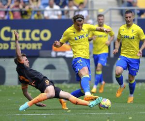 epa10600139 Cadiz CF's Ivan Alejo (C) in action against Valencia CF's Toni Lato (L) during a Spanish LaLiga soccer match between Cadiz CF and Valencia CF at Nuevo Mirandilla stadium in Cadiz, southern Spain, 30 April 2023.  EPA/ROMAN RIOS