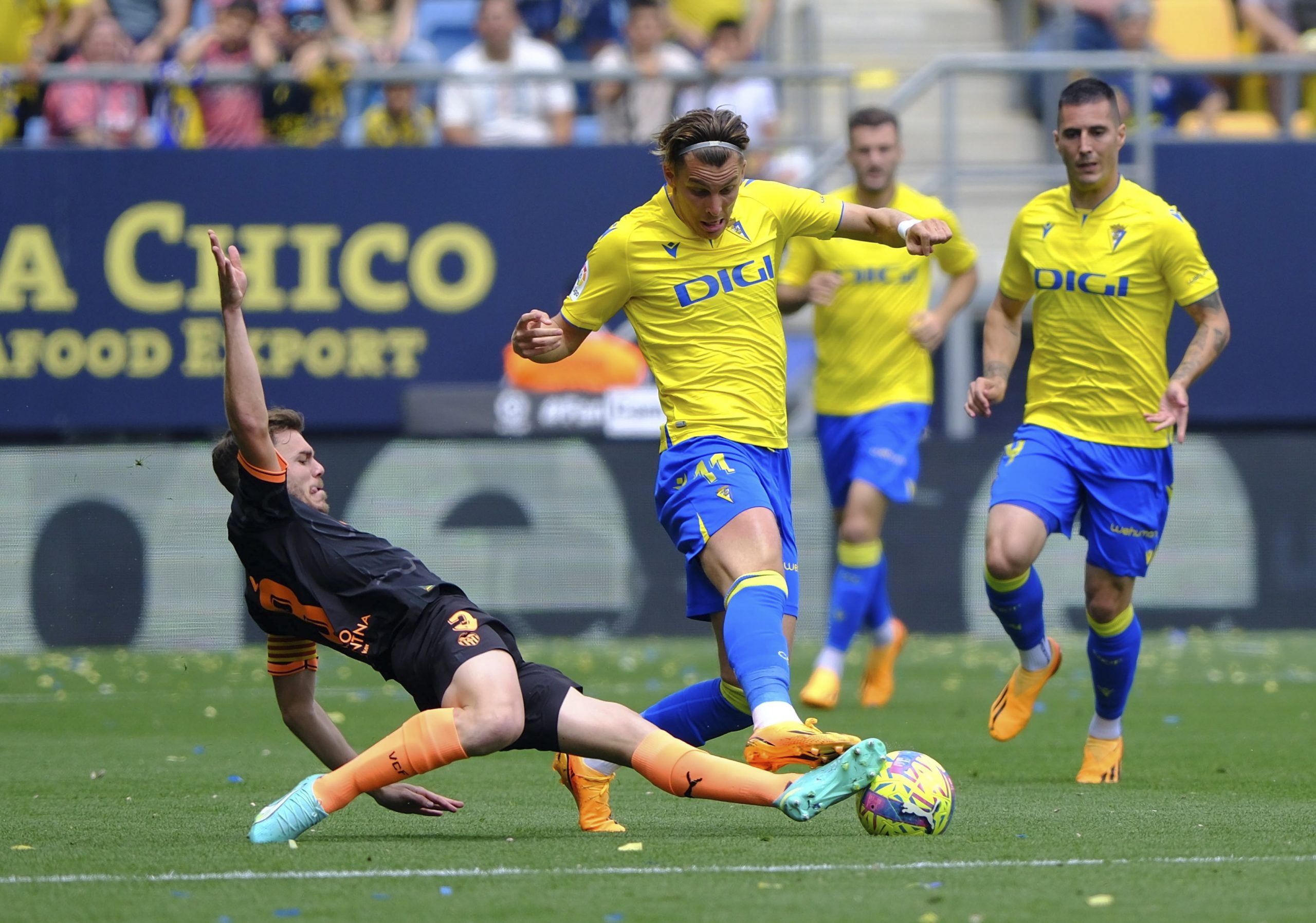 epa10600139 Cadiz CF's Ivan Alejo (C) in action against Valencia CF's Toni Lato (L) during a Spanish LaLiga soccer match between Cadiz CF and Valencia CF at Nuevo Mirandilla stadium in Cadiz, southern Spain, 30 April 2023.  EPA/ROMAN RIOS
