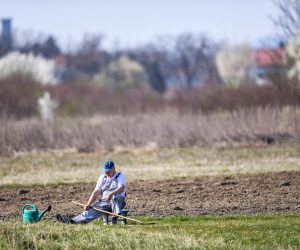 28.03.2022., Zagreb - Prava visednevna kisa u Hrvatskoj ove godine jos nije pala, velika susa problem je za poljoprivrednike u doba kad je sjetva i biljkama je potrebna kisa. Susa utjece i na zdravlje kada nema kise da ispere cestice koje udisu i alergicari javljaju se problemi i za srcane bolesnike i sve koji imaju poteskoca s respiratornim i alergijskim tegobama.  Photo: Igor Soban/PIXSELL
