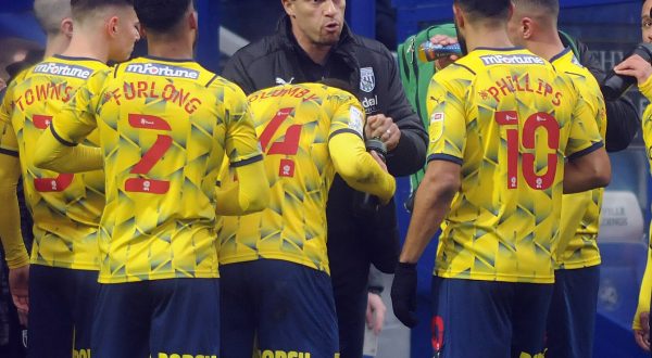 Football - 2021 / 2022 EFL Sky Bet Championship - Queens Park Rangers vs West Bromwich Albion - Kiyan Prince Foundation Stadium - Saturday 15th January 2022 West Brom Manager, Valrien Ismael has a team talk with his players PUBLICATIONxNOTxINxUK