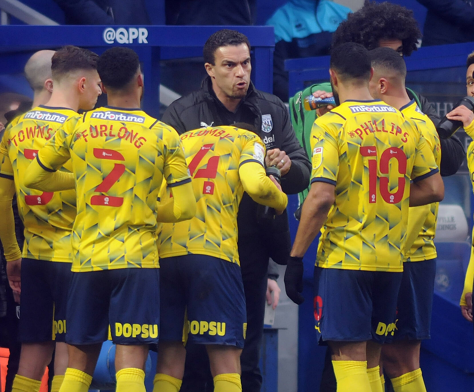 Football - 2021 / 2022 EFL Sky Bet Championship - Queens Park Rangers vs West Bromwich Albion - Kiyan Prince Foundation Stadium - Saturday 15th January 2022 West Brom Manager, Valrien Ismael has a team talk with his players PUBLICATIONxNOTxINxUK