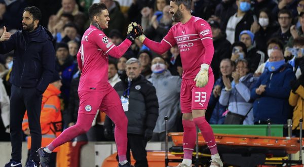 UEFA Champions League Round Of 16 Manchester City v Sporting Lisbon Ederson 31 of Manchester City is replaced by Scott Carson 33 of Manchester City Manchester Etihad Stadium Manchester United, ManU Kingdom Copyright: xConorxMolloy/NewsxImagesx