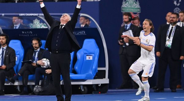 Fussball CHL FINALE 2021/2022 Finale in Paris 28.05.2022 FC Liverpool - Real Madrid SCHLUSSUBEL Real Madrid Trainer Carlo Ancelotti li und Luka Modric re freut sich ueber den CHL Sieg *** Football CHL FINALE 2021 2022 Final in Paris 28 05 2022 FC Liverpool Real Madrid SCHLUSSUBEL Real Madrid coach Carlo Ancelotti left and Luka Modric right is happy about CHL victory