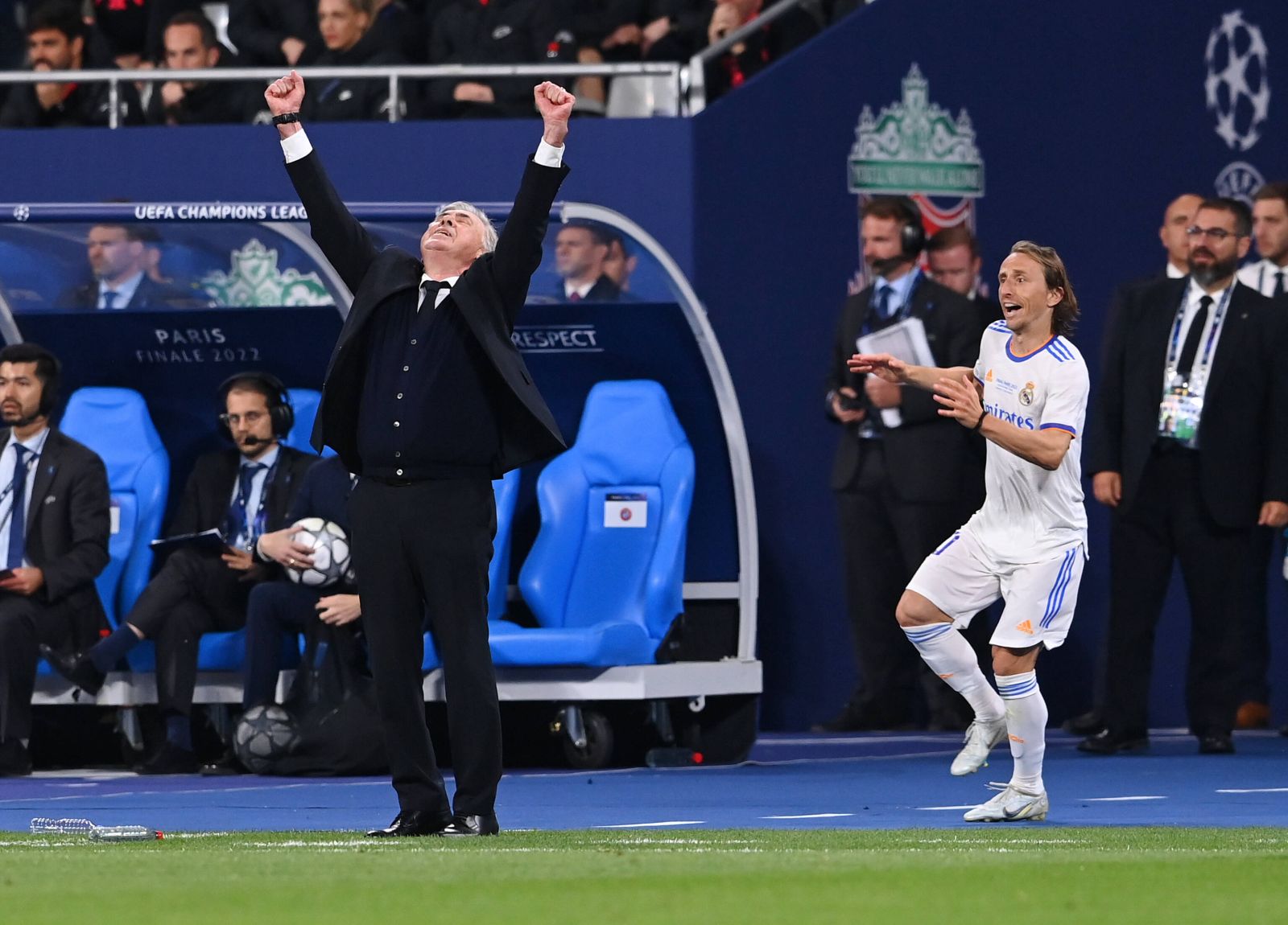 Fussball CHL FINALE 2021/2022 Finale in Paris 28.05.2022 FC Liverpool - Real Madrid SCHLUSSUBEL Real Madrid Trainer Carlo Ancelotti li und Luka Modric re freut sich ueber den CHL Sieg *** Football CHL FINALE 2021 2022 Final in Paris 28 05 2022 FC Liverpool Real Madrid SCHLUSSUBEL Real Madrid coach Carlo Ancelotti left and Luka Modric right is happy about CHL victory