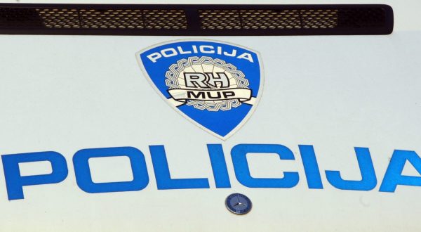 Zagreb, 09.01.2013 - Zagrebaèka policija provodi oèevid o uzrocima eksplozije koja se jutros oko 3,50 sati dogodila na eljeznièkoj pruzi 50-tak metara zapadno od eljeznièke postaje Podsused, u Aleji Bologne, u trenutku prolaska teretnog vlaka, a na terenu su i pirotehnièari te pripadnici Javne vatrogasne postrojbe (JVP) Zagreb. Na slici policijski automobil na Aleji Bologne u blizini eskplozije.
foto FaH/ Damir SENÈAR /ds