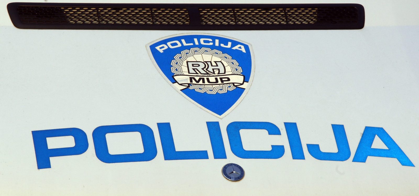 Zagreb, 09.01.2013 - Zagrebaèka policija provodi oèevid o uzrocima eksplozije koja se jutros oko 3,50 sati dogodila na eljeznièkoj pruzi 50-tak metara zapadno od eljeznièke postaje Podsused, u Aleji Bologne, u trenutku prolaska teretnog vlaka, a na terenu su i pirotehnièari te pripadnici Javne vatrogasne postrojbe (JVP) Zagreb. Na slici policijski automobil na Aleji Bologne u blizini eskplozije.
foto FaH/ Damir SENÈAR /ds