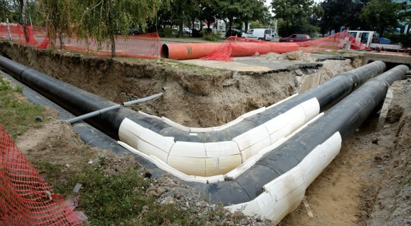 Zagreb, 27.08.2009 - Stanovnici Novog Zagreba, potroaèi HEP-Toplinarstva od danas do 4. rujna neæe imati tople vode zbog rekonstrukcije glavnoga razvodnog ahta u novozagrebaèkome naselju Zapruðu. HEP-Toplinarstvo navodi da æe bez tople vode biti Srediæe, Zapruðe, Sopot, Utrine, Slobotina, Travno, Dugave, Jakuevec, Siget i Trnsko. Rijeè je o treæoj fazi zamjene magistralnih vrelovoda u Zagrebu, od kojih je veæina starija od 40 godina. Takva opsena rekonstrukcija nuna je radi sigurne opskrbe potroaèa toplinskom energijom te sprjeèavanja kvarova i smanjenja gubitaka u prijenosu energije, poruèuju iz HEP-Toplinarstva. Na slici radovi na rekonstrukciji glavnoga razvodnog ahta u Zapruðu.
foto FaH/ Dario GRZELJ /ds