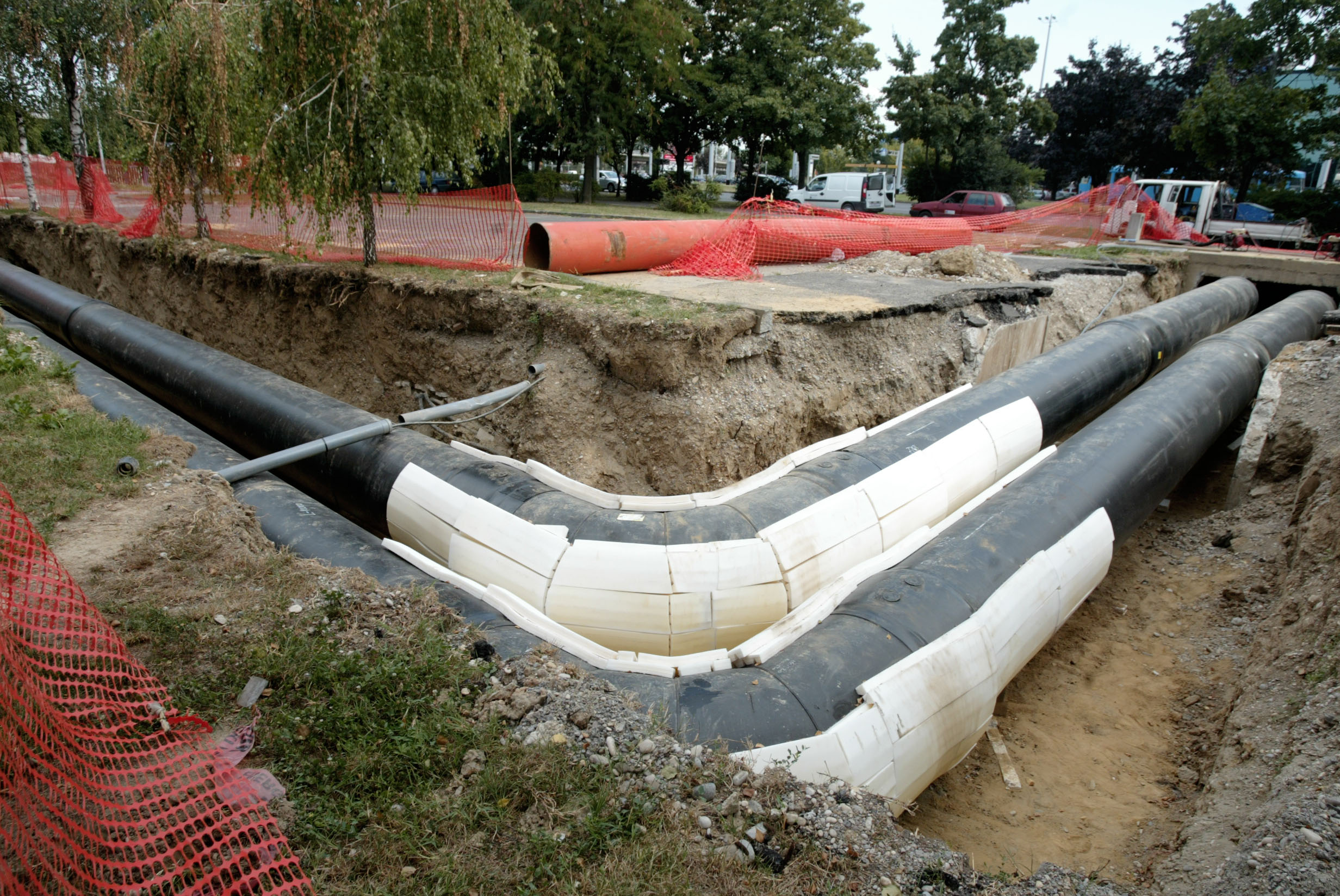 Zagreb, 27.08.2009 - Stanovnici Novog Zagreba, potroaèi HEP-Toplinarstva od danas do 4. rujna neæe imati tople vode zbog rekonstrukcije glavnoga razvodnog ahta u novozagrebaèkome naselju Zapruðu. HEP-Toplinarstvo navodi da æe bez tople vode biti Srediæe, Zapruðe, Sopot, Utrine, Slobotina, Travno, Dugave, Jakuevec, Siget i Trnsko. Rijeè je o treæoj fazi zamjene magistralnih vrelovoda u Zagrebu, od kojih je veæina starija od 40 godina. Takva opsena rekonstrukcija nuna je radi sigurne opskrbe potroaèa toplinskom energijom te sprjeèavanja kvarova i smanjenja gubitaka u prijenosu energije, poruèuju iz HEP-Toplinarstva. Na slici radovi na rekonstrukciji glavnoga razvodnog ahta u Zapruðu.
foto FaH/ Dario GRZELJ /ds