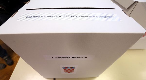 Zagreb, 08.11.2015 - Glasaèka kutija na Parlamentarnim izborima u Hrvatskoj. Oko 3, 8 milijuna biraèa, u Hrvatskoj i inozemstvu, izlazi u nedjelju na biralita kako bi izabralo novi saziv Hrvatskoga sabora.
foto HINA/ Damir SENÈAR /ds