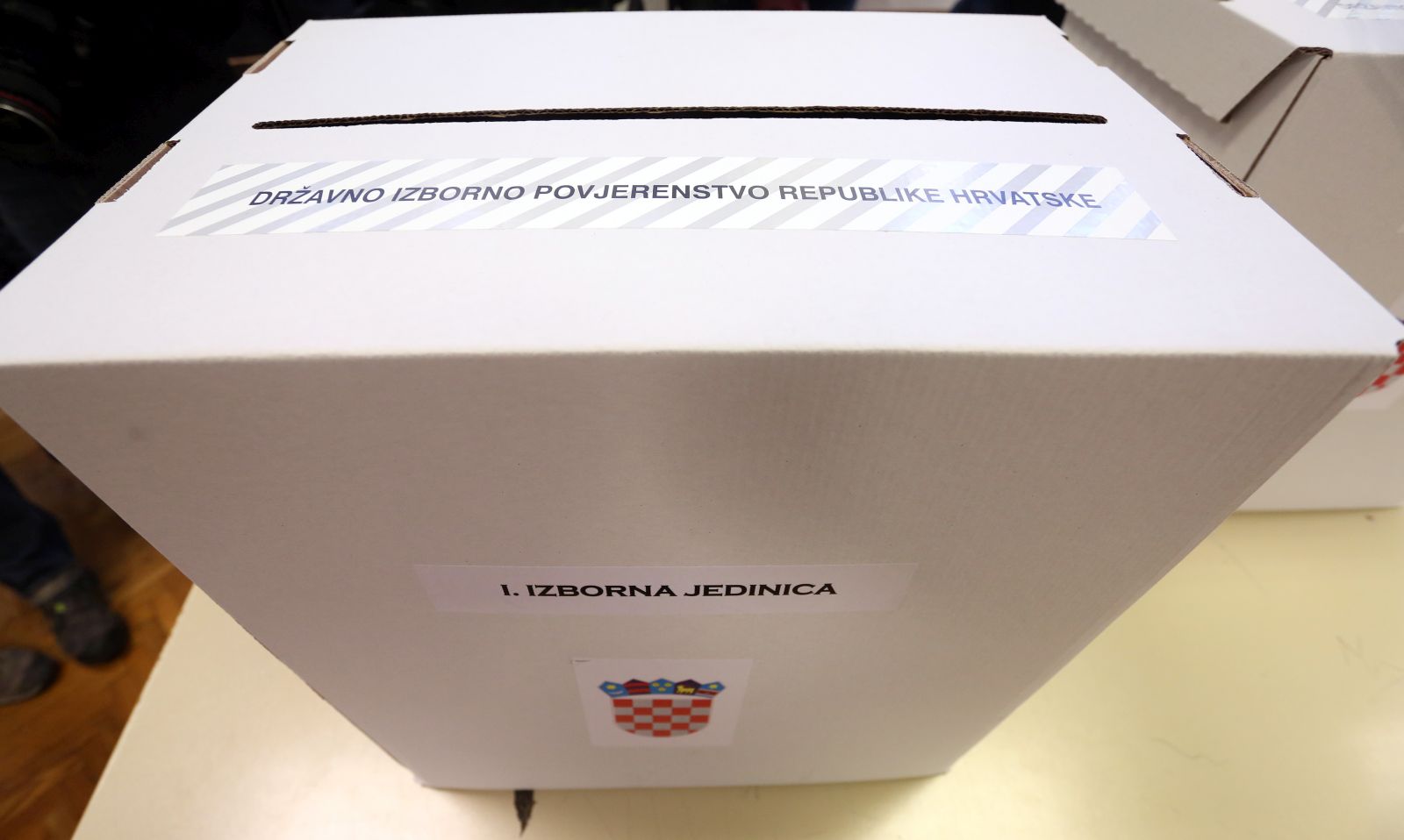 Zagreb, 08.11.2015 - Glasaèka kutija na Parlamentarnim izborima u Hrvatskoj. Oko 3, 8 milijuna biraèa, u Hrvatskoj i inozemstvu, izlazi u nedjelju na biralita kako bi izabralo novi saziv Hrvatskoga sabora.
foto HINA/ Damir SENÈAR /ds
