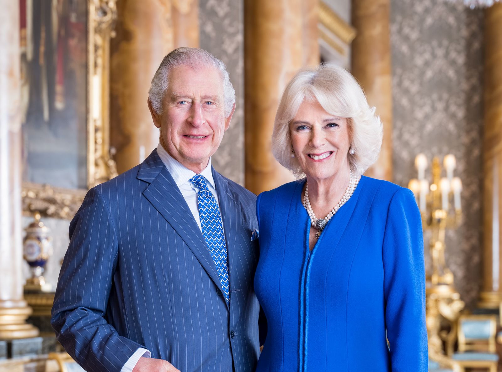 epa10558867 A handout photo made available by Buckingham Palace on 04 April 2023 of Britain's King Charles III and the Queen Consort in the Blue Drawing Room at Buckingham Palace, London, Britain in March 2023. The portrait has been released to mark the coronation on 06 May 2023.  EPA/HUGO BURNAND HANDOUT MANDATORY CREDIT, THIS IMAGE CAN NOT BE USED AFTER 0001 TUESDAY 09 MAY, 2023 WITHOUT PRIOR WRITTEN PERMISSION FROM ROYAL COMMUNICATIONS HANDOUT EDITORIAL USE ONLY/NO SALES