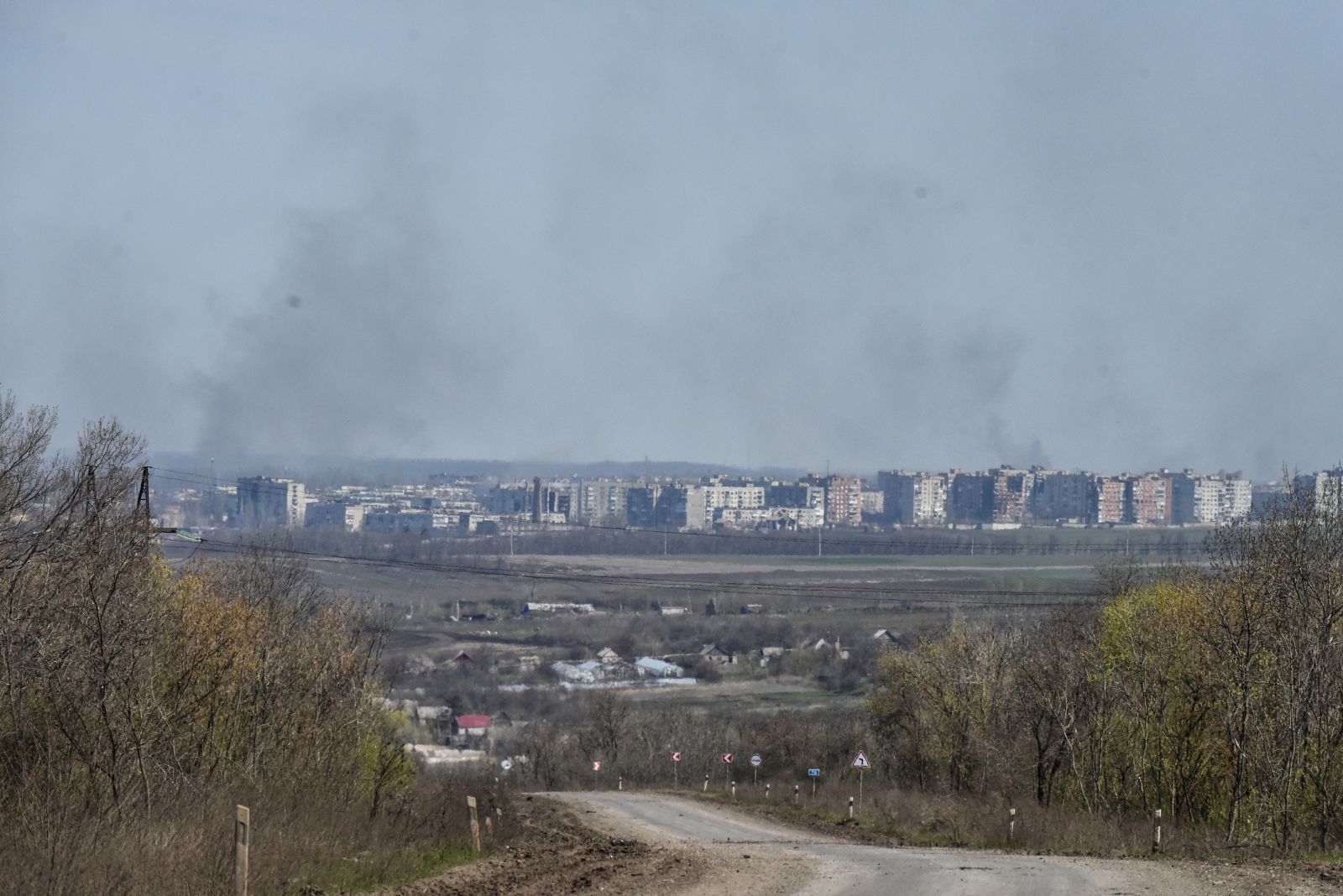 epa10567767 A general view on Bahkmut with smoke coming from the city in Bakhmut, Donetsk region, Ukraine, 10 April 2023. Russian troops entered Ukrainian territory on 24 February 2022, starting a conflict that has provoked destruction and a humanitarian crisis.  EPA/OLEG PETRASYUK