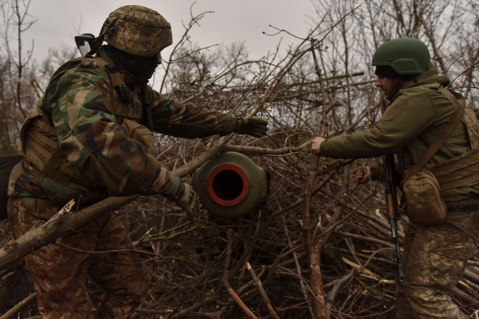 epa10569843 Ukrainian artillerymen of the 57th Otaman Kost Hordiienko Separate Motorized Infantry Brigade prepare to fire a 2s3 Akatsia howitzer at an undisclosed position near outskirts of Bakhmut, Donetsk region, Ukraine, 12 April 2023. Russian troops entered Ukrainian territory on 24 February 2022, starting a conflict that has provoked destruction and a humanitarian crisis.  EPA/OLEG PETRASYUK